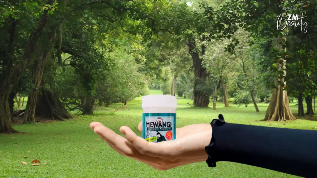 Bekas produk Mewangi Balm Panas Aromaterapi di atas meja kayu pejabat sisi komputer riba